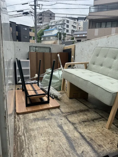 津山市の積み放題不用品回収実績「即日対応｜アパート2階からソファ